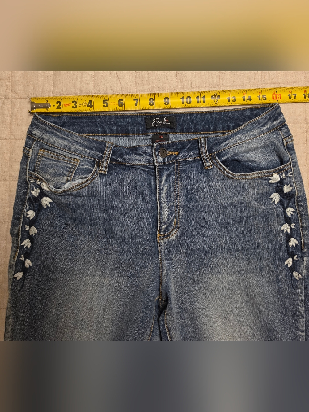 Earl Jeans Cropped Jeans with White Floral Embroidery Size 14 - Picture 6 of 8